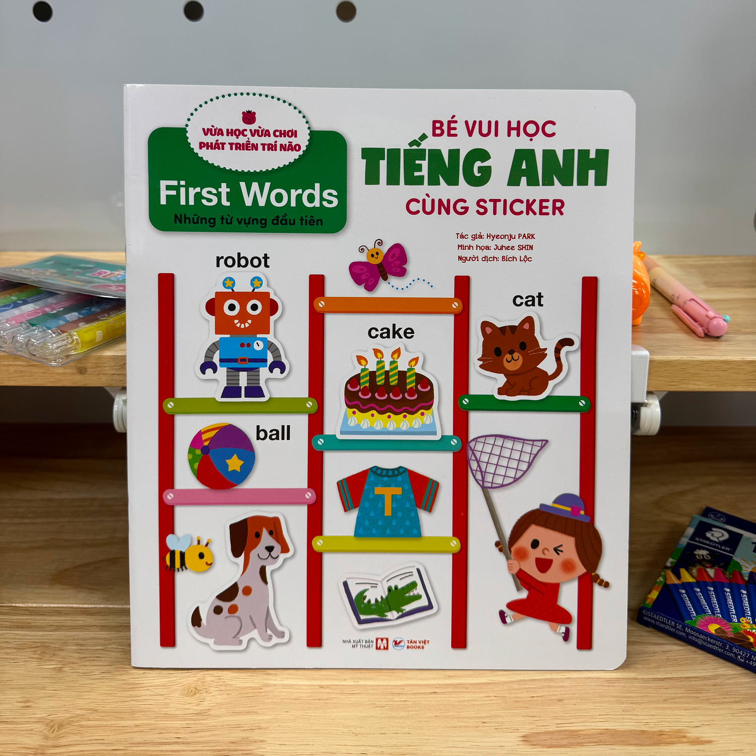 bo-sach-be-vui-hoc-tieng-anh-cung-sticker-4 Cuốn First Words - Những từ vựng đầu tiên